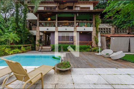 Casa à venda com 433m², 5 quartos e 8 vagas Casa à venda com 433m², 5 quartos e 8 vagasPiscina