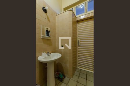 Casa à venda com 433m², 5 quartos e 8 vagas Casa à venda com 433m², 5 quartos e 8 vagasBanheiro de Serviço