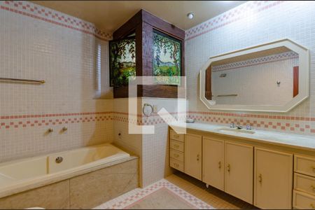 Casa à venda com 433m², 5 quartos e 8 vagas Casa à venda com 433m², 5 quartos e 8 vagasBanheiro suíte 2