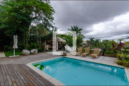Casa à venda com 433m², 5 quartos e 8 vagas Casa à venda com 433m², 5 quartos e 8 vagasPiscina