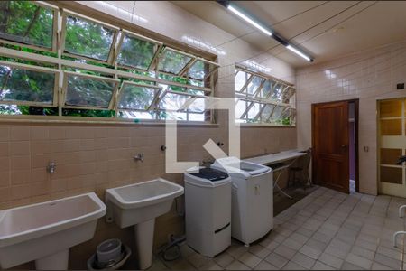 Casa à venda com 433m², 5 quartos e 8 vagas Casa à venda com 433m², 5 quartos e 8 vagasÁrea de Serviço