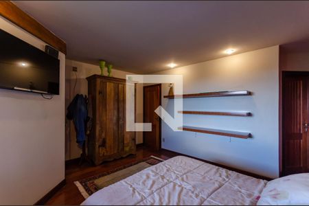 Casa à venda com 433m², 5 quartos e 8 vagas Casa à venda com 433m², 5 quartos e 8 vagasSuíte