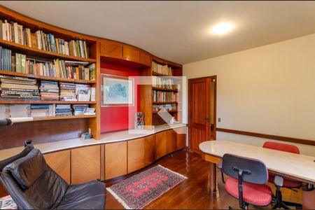 Casa à venda com 433m², 5 quartos e 8 vagas Casa à venda com 433m², 5 quartos e 8 vagasEscritório