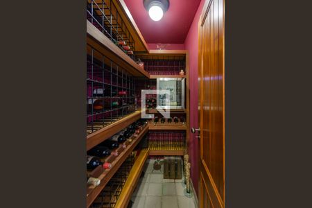 Casa à venda com 433m², 5 quartos e 8 vagas Casa à venda com 433m², 5 quartos e 8 vagasAdega