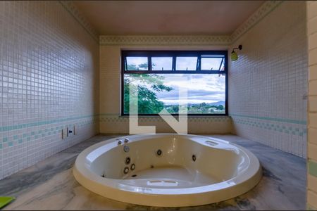 Casa à venda com 433m², 5 quartos e 8 vagas Casa à venda com 433m², 5 quartos e 8 vagasBanheiro suíte 1