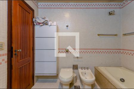 Casa à venda com 433m², 5 quartos e 8 vagas Casa à venda com 433m², 5 quartos e 8 vagasBanheiro suíte 2