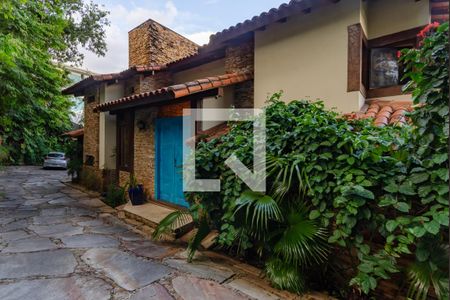 Casa à venda com 433m², 5 quartos e 8 vagas Casa à venda com 433m², 5 quartos e 8 vagasEntrada