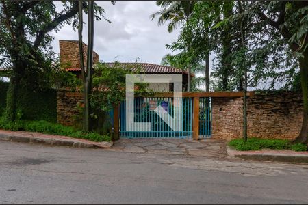 Casa à venda com 433m², 5 quartos e 8 vagas Casa à venda com 433m², 5 quartos e 8 vagasFachada