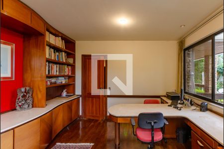 Casa à venda com 433m², 5 quartos e 8 vagas Casa à venda com 433m², 5 quartos e 8 vagasEscritório