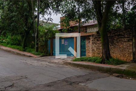 Casa à venda com 433m², 5 quartos e 8 vagas Casa à venda com 433m², 5 quartos e 8 vagasFachada