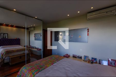 Casa à venda com 433m², 5 quartos e 8 vagas Casa à venda com 433m², 5 quartos e 8 vagasSuíte 2