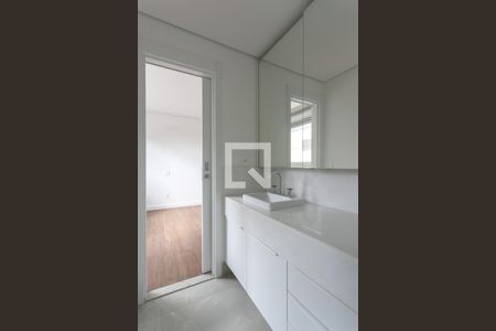 Apartamento à venda com 281m², 4 quartos e 4 vagas Apartamento à venda com 281m², 4 quartos e 4 vagasBanheiro das Suítes 2 e 3