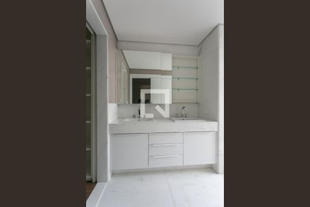 Apartamento à venda com 281m², 4 quartos e 4 vagas Apartamento à venda com 281m², 4 quartos e 4 vagasBanheiro da Suíte 4