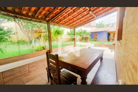 Casa à venda com 333m², 3 quartos e 3 vagas Casa à venda com 333m², 3 quartos e 3 vagasVaranda