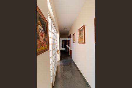 Casa à venda com 258m², 4 quartos e 3 vagas Casa à venda com 258m², 4 quartos e 3 vagasCorredor