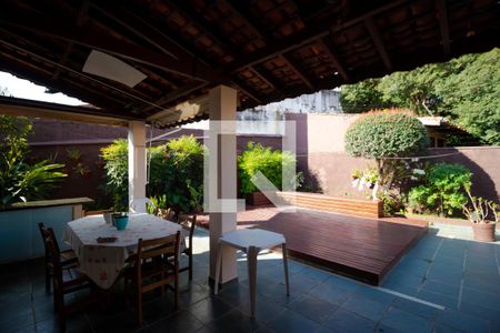 Casa à venda com 258m², 4 quartos e 3 vagas Casa à venda com 258m², 4 quartos e 3 vagasQuintal