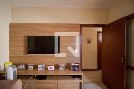 Casa à venda com 258m², 4 quartos e 3 vagas Casa à venda com 258m², 4 quartos e 3 vagasSala de TV