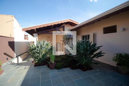 Casa à venda com 258m², 4 quartos e 3 vagas Casa à venda com 258m², 4 quartos e 3 vagasQuintal