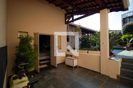 Casa à venda com 258m², 4 quartos e 3 vagas Casa à venda com 258m², 4 quartos e 3 vagasVaranda