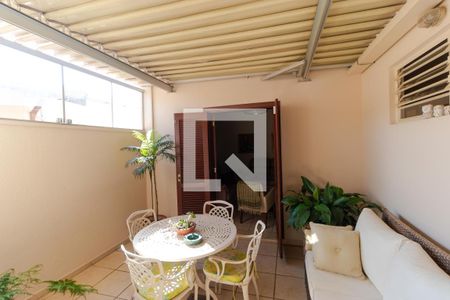 Casa à venda com 258m², 4 quartos e 3 vagas Casa à venda com 258m², 4 quartos e 3 vagasVaranda