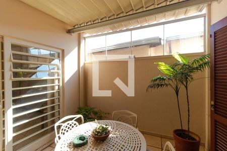 Casa à venda com 258m², 4 quartos e 3 vagas Casa à venda com 258m², 4 quartos e 3 vagasVaranda