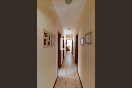 Casa à venda com 258m², 4 quartos e 3 vagas Casa à venda com 258m², 4 quartos e 3 vagasCorredor