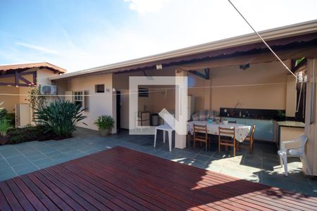 Casa à venda com 258m², 4 quartos e 3 vagas Casa à venda com 258m², 4 quartos e 3 vagasQuintal