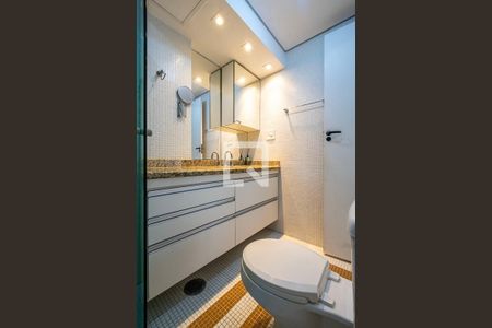 Banheiro de apartamento à venda com 1 quarto, 42m² em Vila Madalena, São Paulo