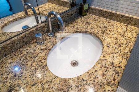 Banheiro de apartamento à venda com 1 quarto, 42m² em Vila Madalena, São Paulo