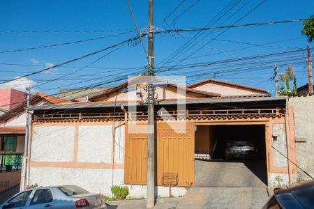 Casa para alugar com 400m², 4 quartos e 4 vagas Casa para alugar com 400m², 4 quartos e 4 vagasFachada