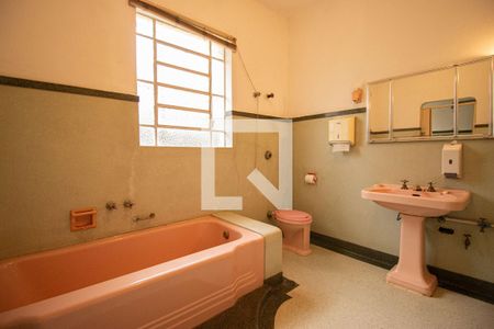 Casa à venda com 476m², 5 quartos e 4 vagasBanheiro 2