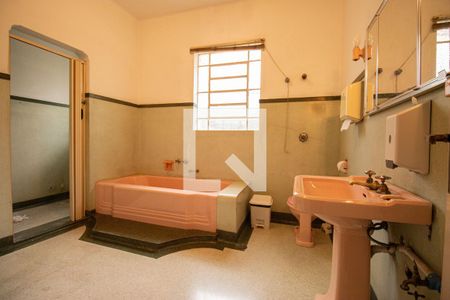 Casa à venda com 476m², 5 quartos e 4 vagasBanheiro 2