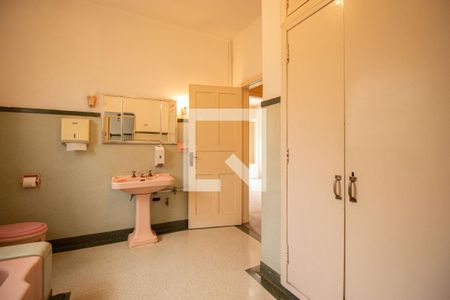 Casa à venda com 476m², 5 quartos e 4 vagasBanheiro 2