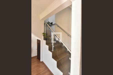 Casa à venda com 450m², 4 quartos e 4 vagasEscada