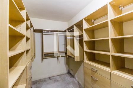 Casa de condomínio à venda com 750m², 5 quartos e 8 vagasCloset da suíte 1