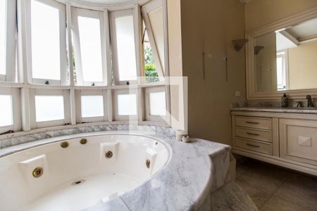 Casa de condomínio à venda com 750m², 5 quartos e 8 vagasBanheiro da Suíte master