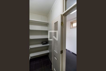 Casa de condomínio à venda com 750m², 5 quartos e 8 vagasDespensa