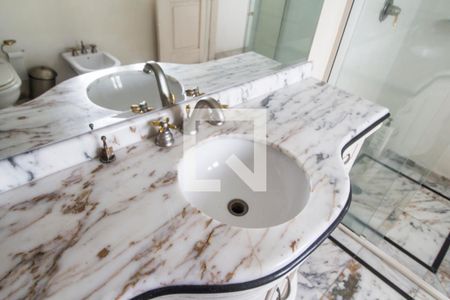 Casa de condomínio à venda com 750m², 5 quartos e 8 vagasDetalhe do Banheiro da Suite