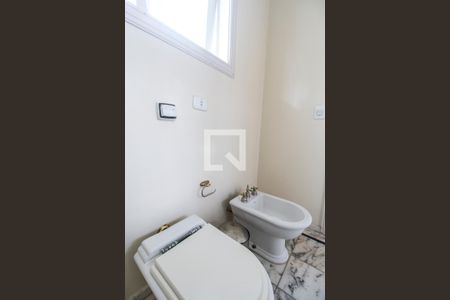 Casa de condomínio à venda com 750m², 5 quartos e 8 vagasBanheiro da Suíte 4