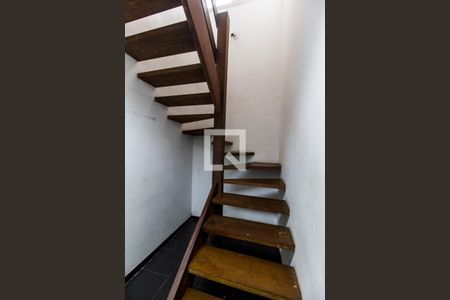 Casa de condomínio à venda com 750m², 5 quartos e 8 vagasEscada