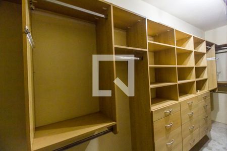 Casa de condomínio à venda com 750m², 5 quartos e 8 vagasCloset da suíte 1