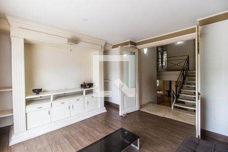 Casa de condomínio à venda com 750m², 5 quartos e 8 vagasSala de TV