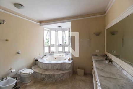 Casa de condomínio à venda com 750m², 5 quartos e 8 vagasBanheiro da Suíte master