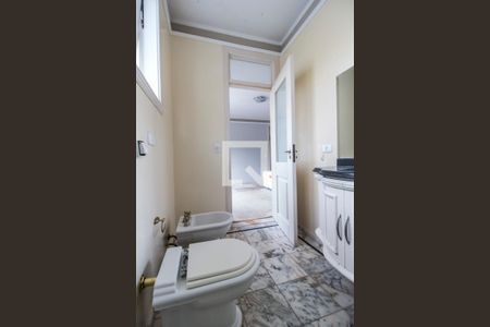 Casa de condomínio à venda com 750m², 5 quartos e 8 vagasBanheiro da Suíte 4