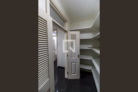 Casa de condomínio à venda com 750m², 5 quartos e 8 vagasDespensa