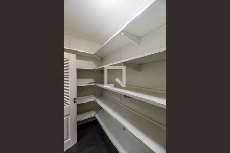 Casa de condomínio à venda com 750m², 5 quartos e 8 vagasDespensa