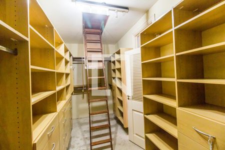Casa de condomínio à venda com 750m², 5 quartos e 8 vagasCloset da suíte 1
