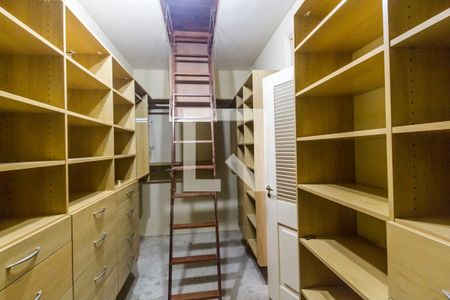Casa de condomínio à venda com 750m², 5 quartos e 8 vagasCloset da suíte 1