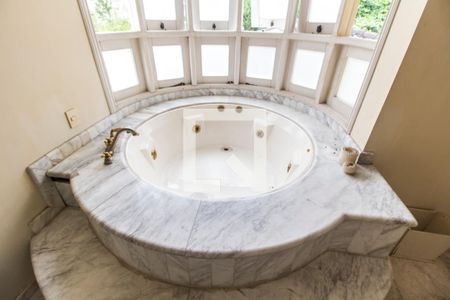 Casa de condomínio à venda com 750m², 5 quartos e 8 vagasDetalhe do Banheiro da Suite