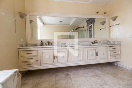 Casa de condomínio à venda com 750m², 5 quartos e 8 vagasBanheiro da Suíte master